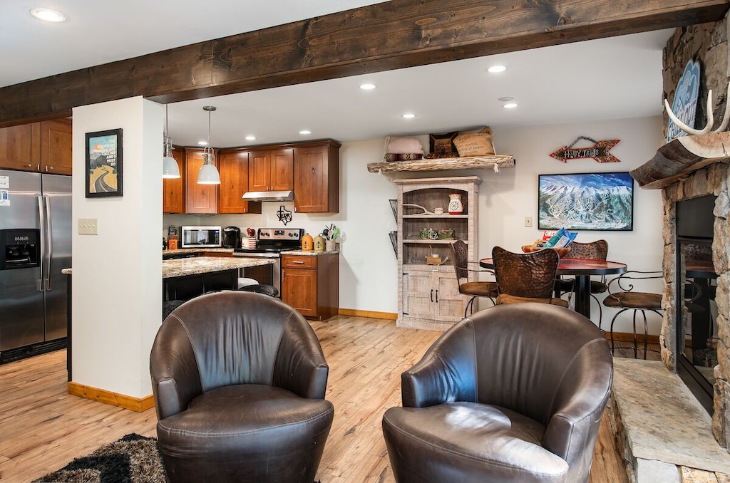 Photo of Livingroom in Peak 9