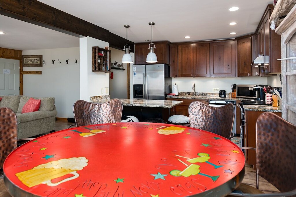 Photo of Livingroom in Peak 9