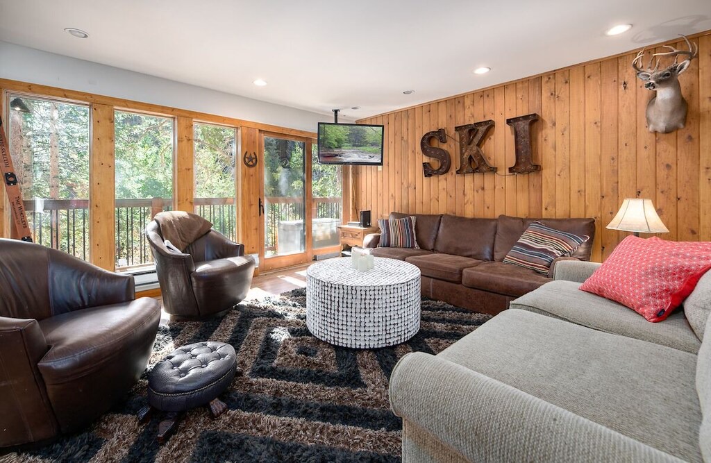 Photo of Livingroom in Peak 9
