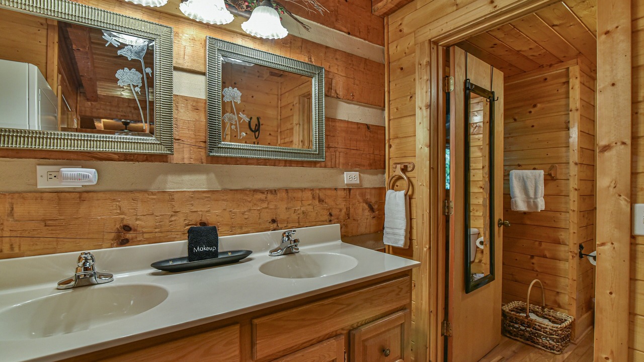 Photo of Bathroom in Cosby