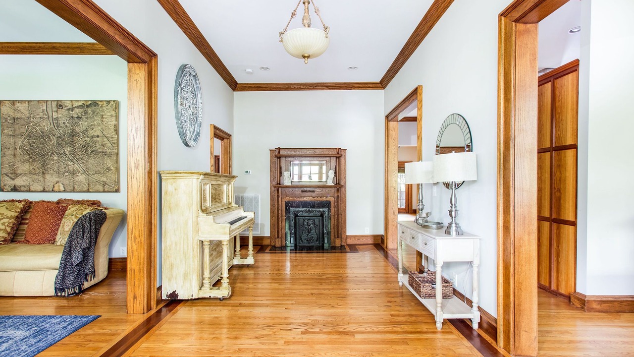 Photo of Livingroom in Belmont - Hillsboro
