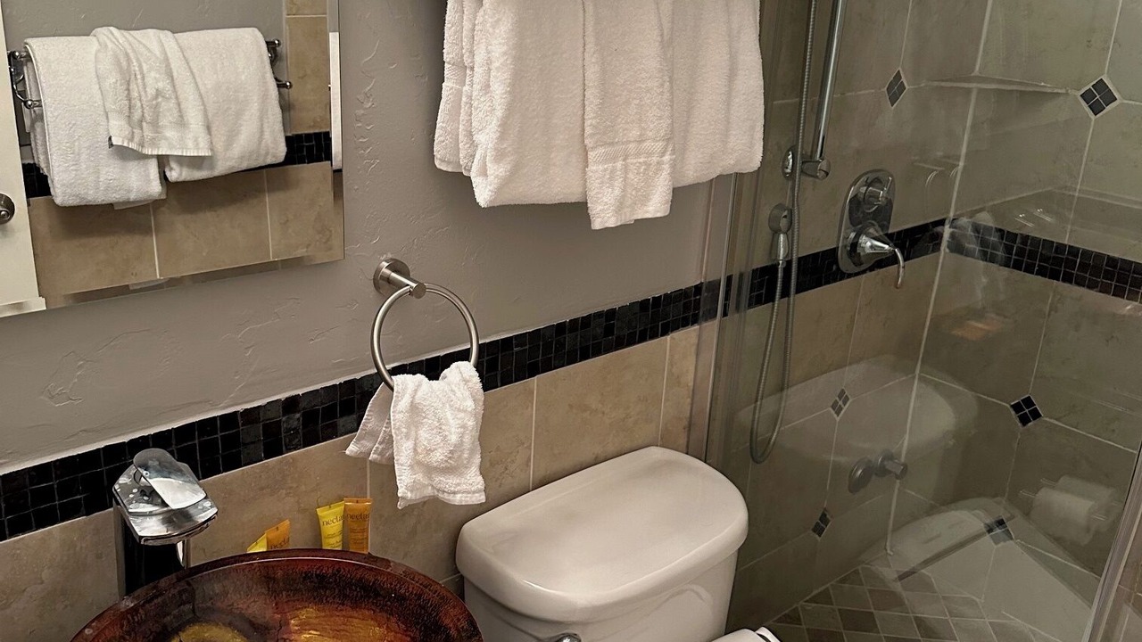 Photo of Bathroom in Four O'Clock