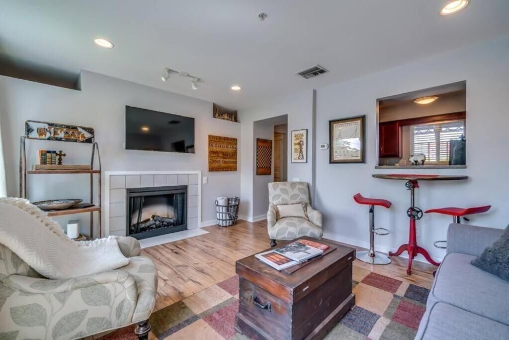 Photo of Livingroom in North Capitol