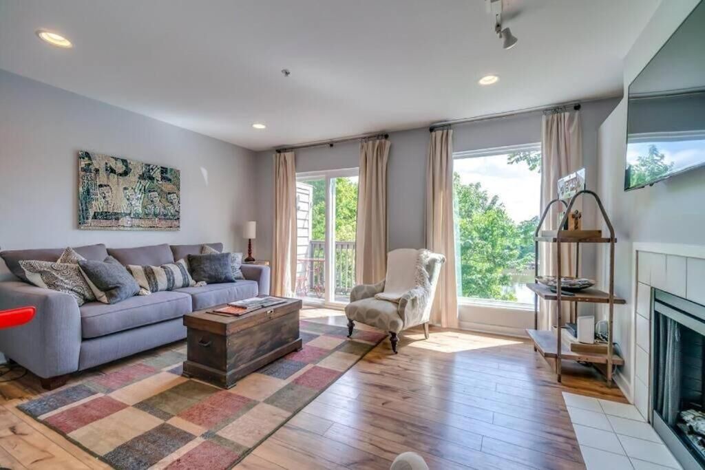 Photo of Livingroom in North Capitol