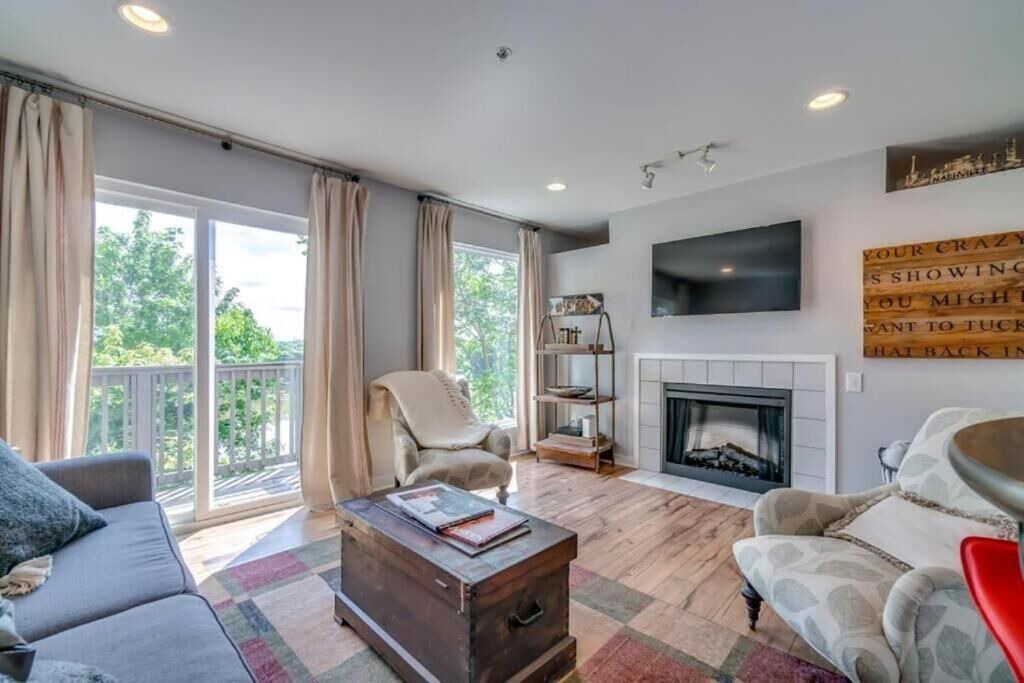 Photo of Livingroom in North Capitol