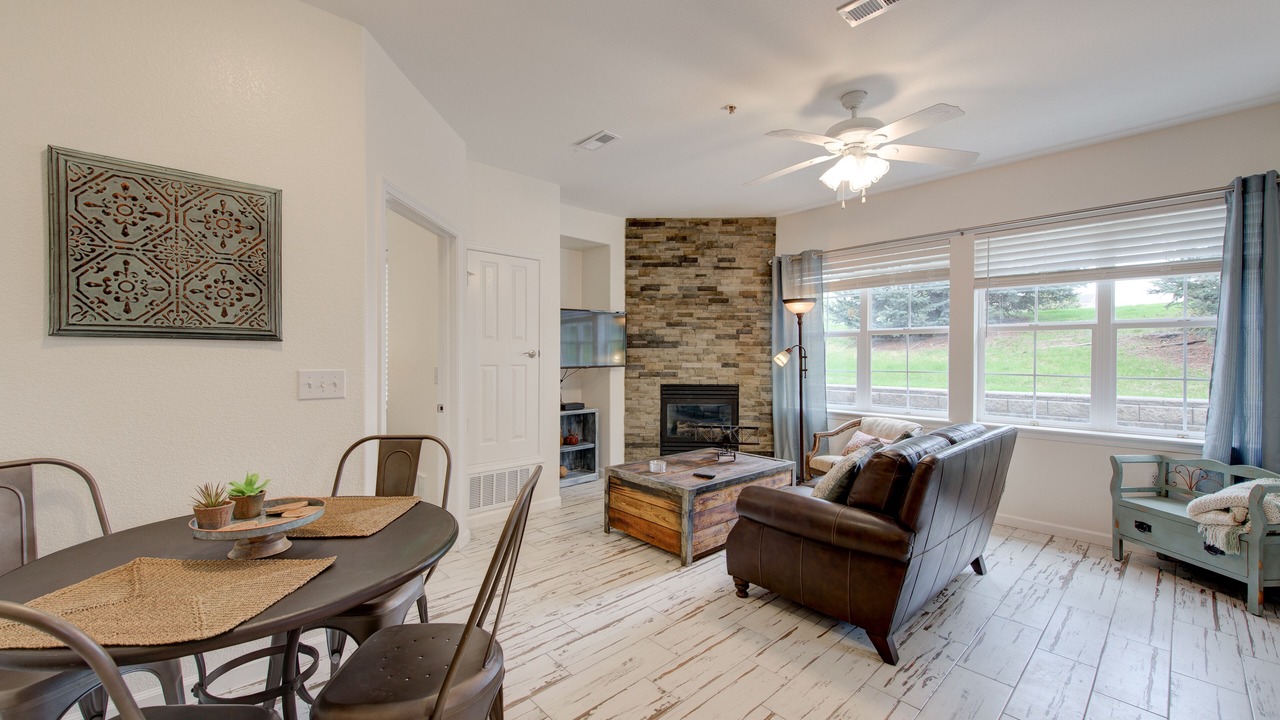Photo of Livingroom in Aurora