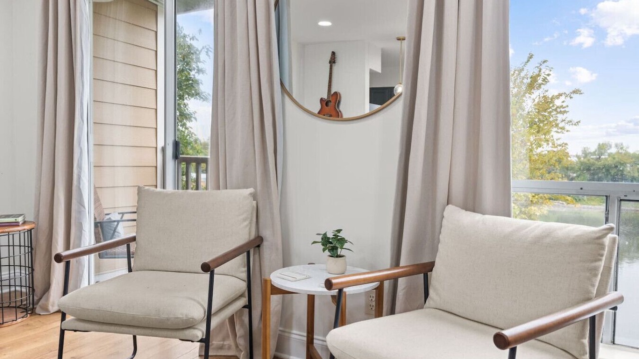 Photo of Livingroom in East Bank