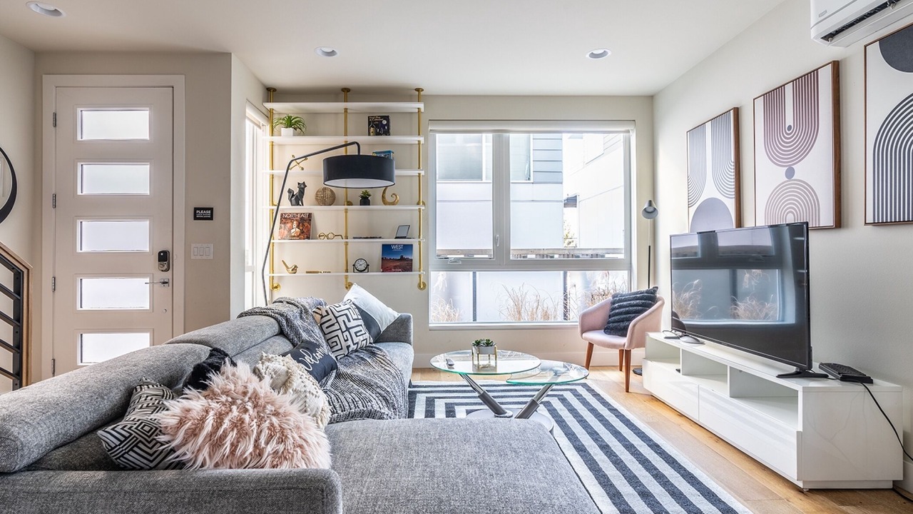 Photo of Livingroom in Eastlake