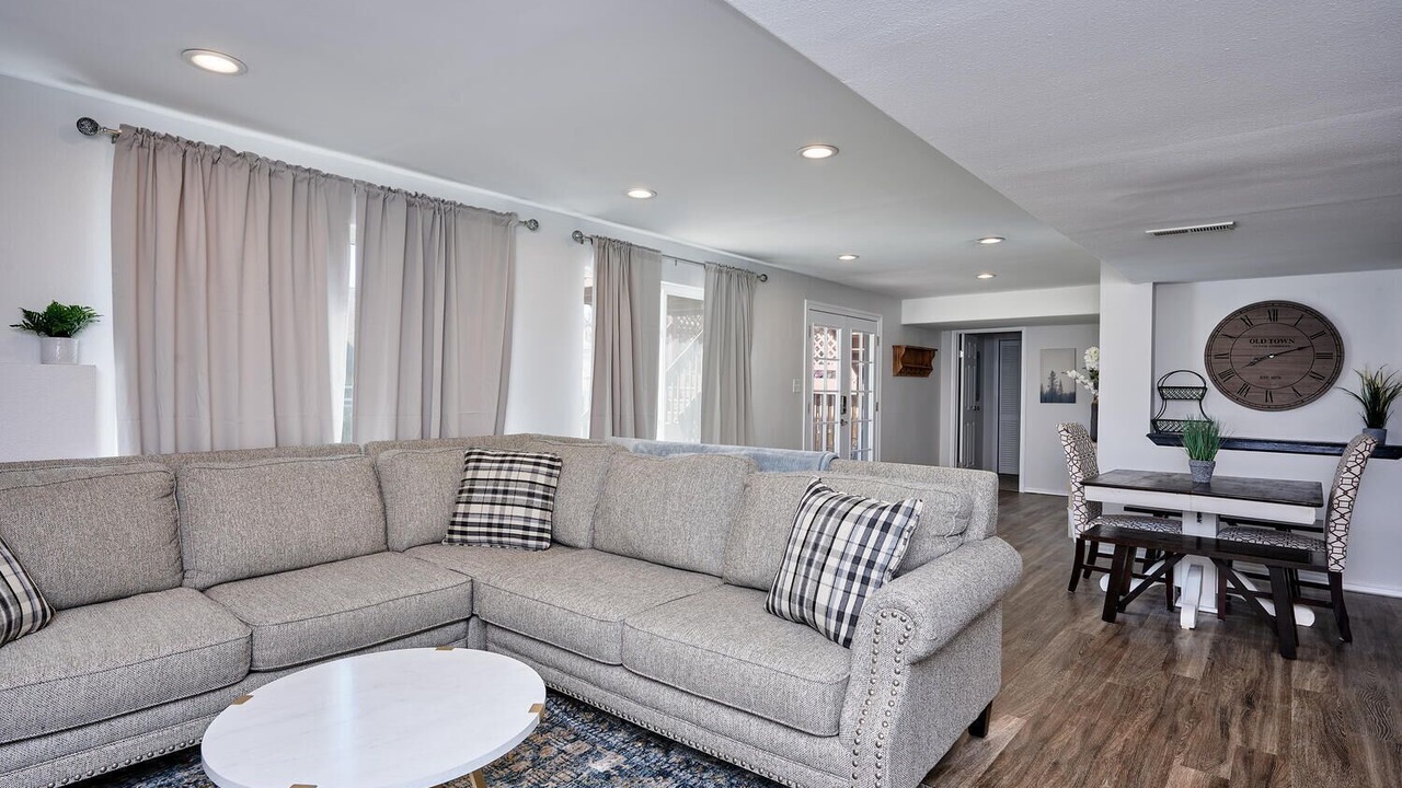 Photo of Livingroom in Aurora