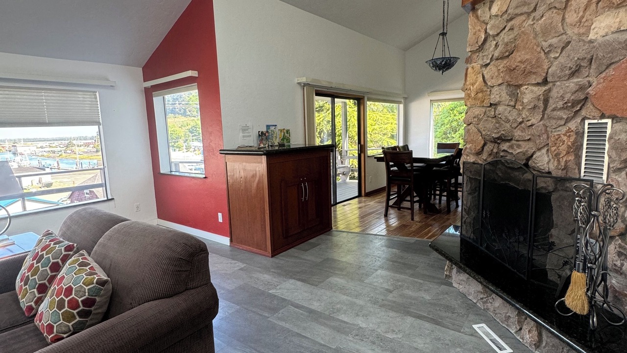 Photo of Livingroom in Winchester Bay
