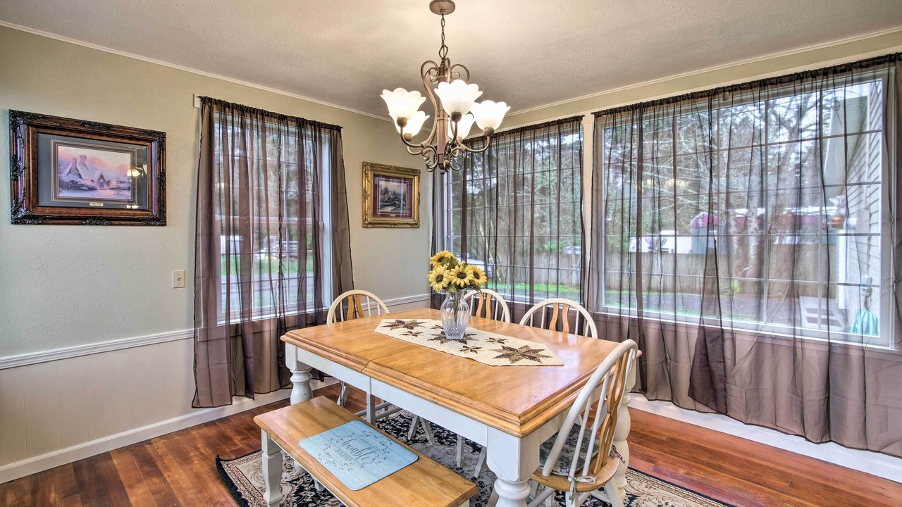 Photo of Livingroom in Coos Bay