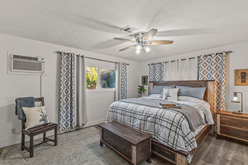 Photo of Bedroom in Crestline