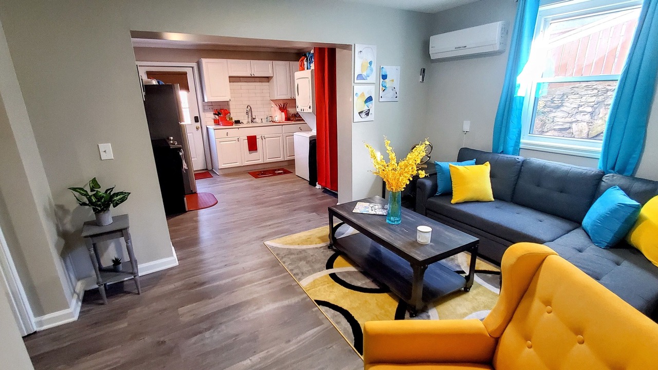 Photo of Livingroom in Hurwood Heights