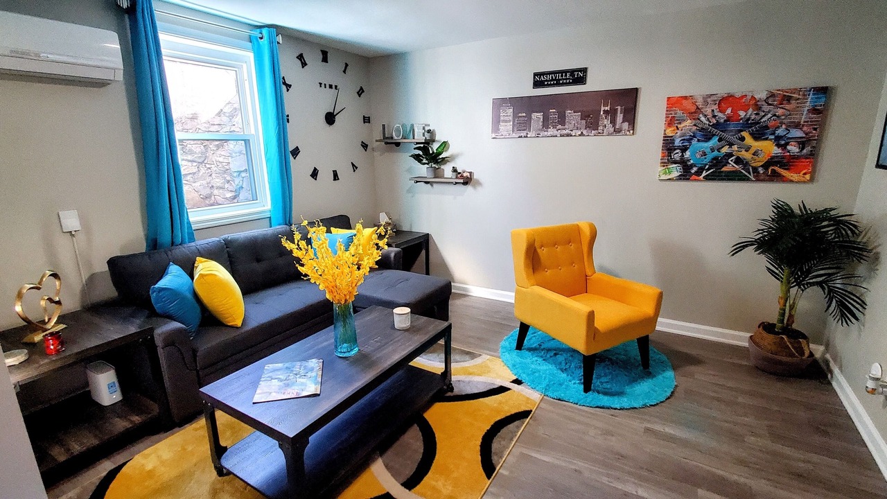 Photo of Livingroom in Hurwood Heights