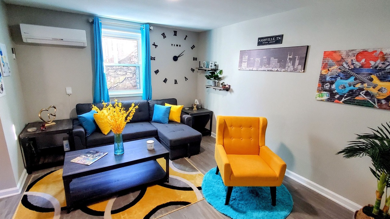 Photo of Livingroom in Hurwood Heights