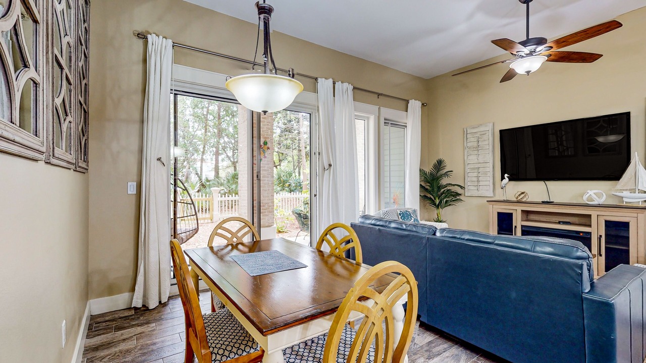 Photo of Livingroom in Baytowne Wharf