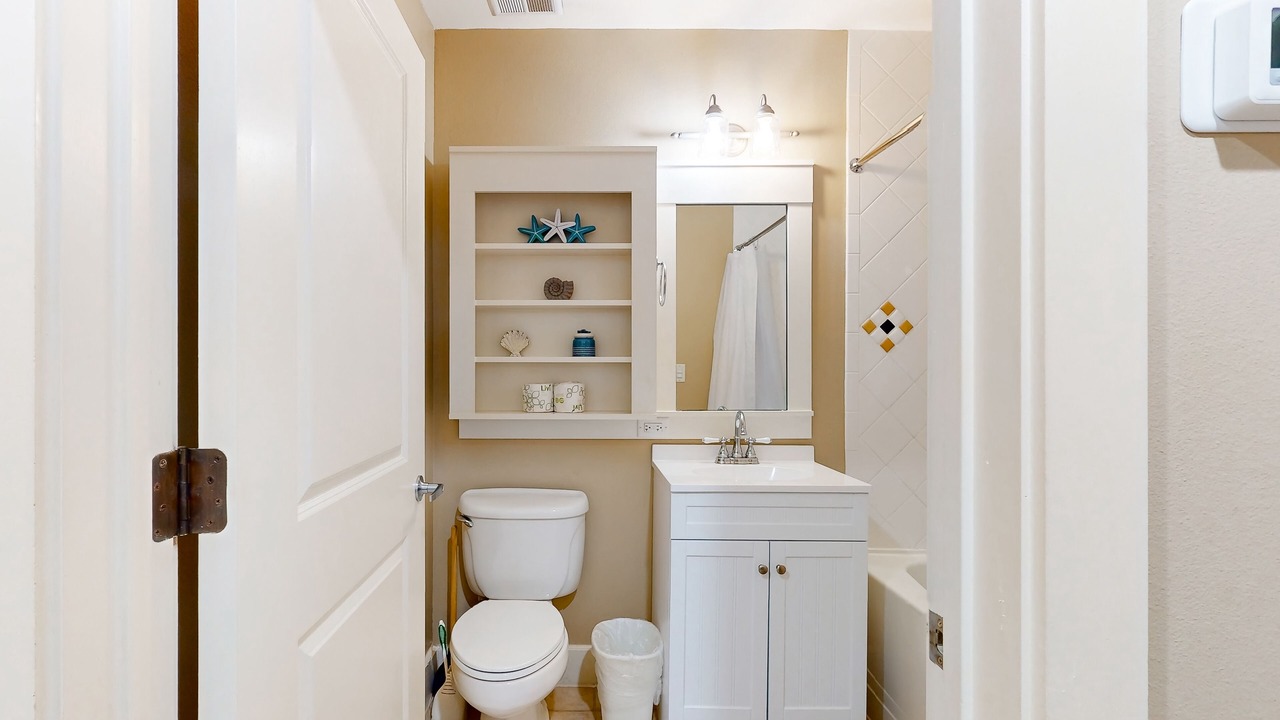 Photo of Bathroom in Baytowne Wharf
