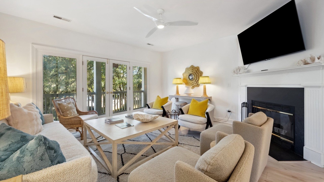 Photo of Livingroom in Debordieu Colony