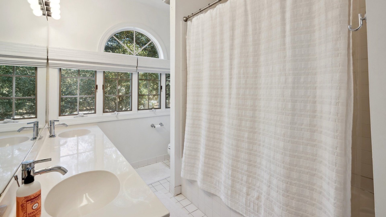 Photo of Bathroom in Debordieu Colony