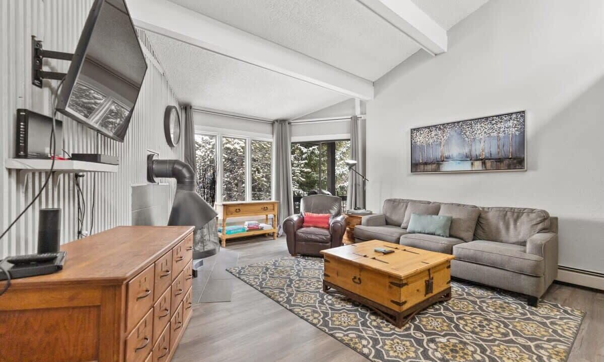 Photo of Livingroom in Peak 8