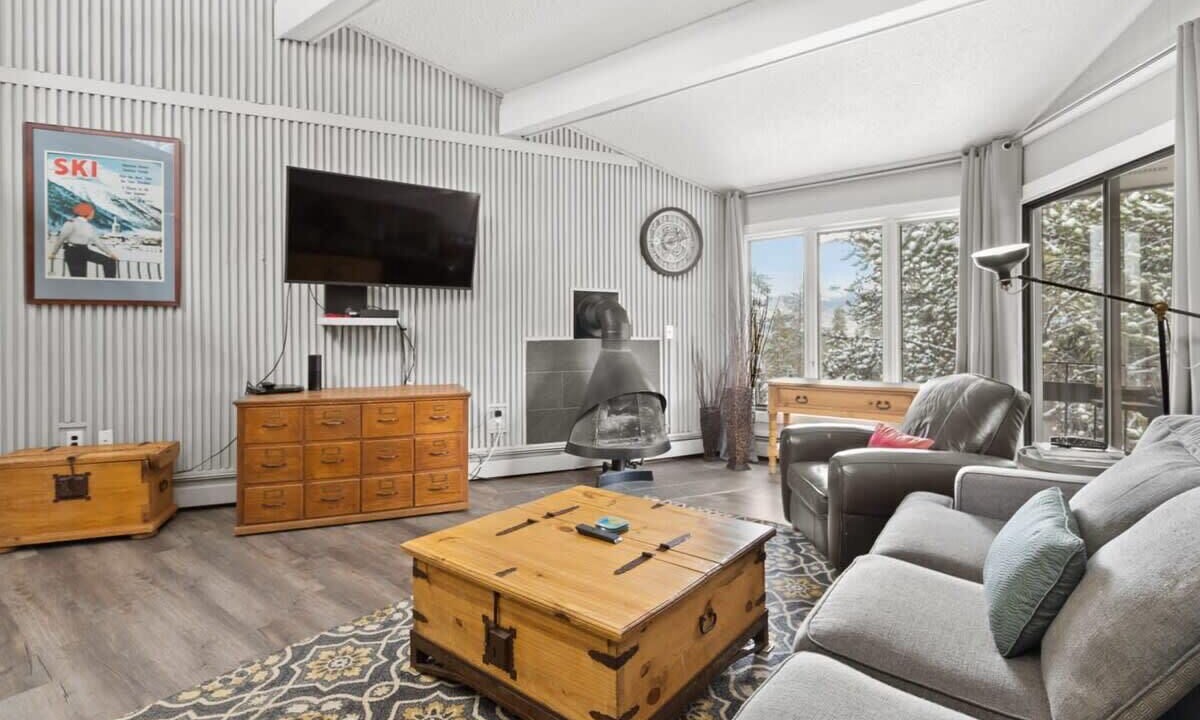 Photo of Livingroom in Peak 8