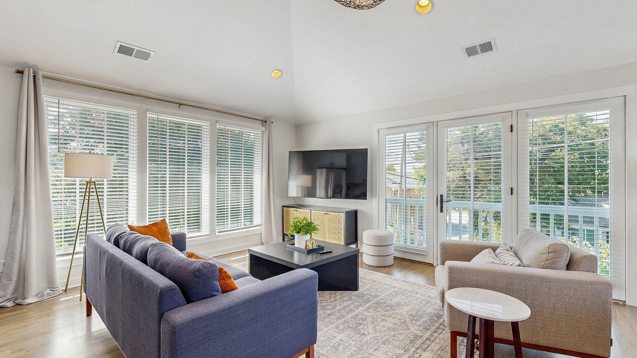 Photo of Livingroom in Belmont - Hillsboro
