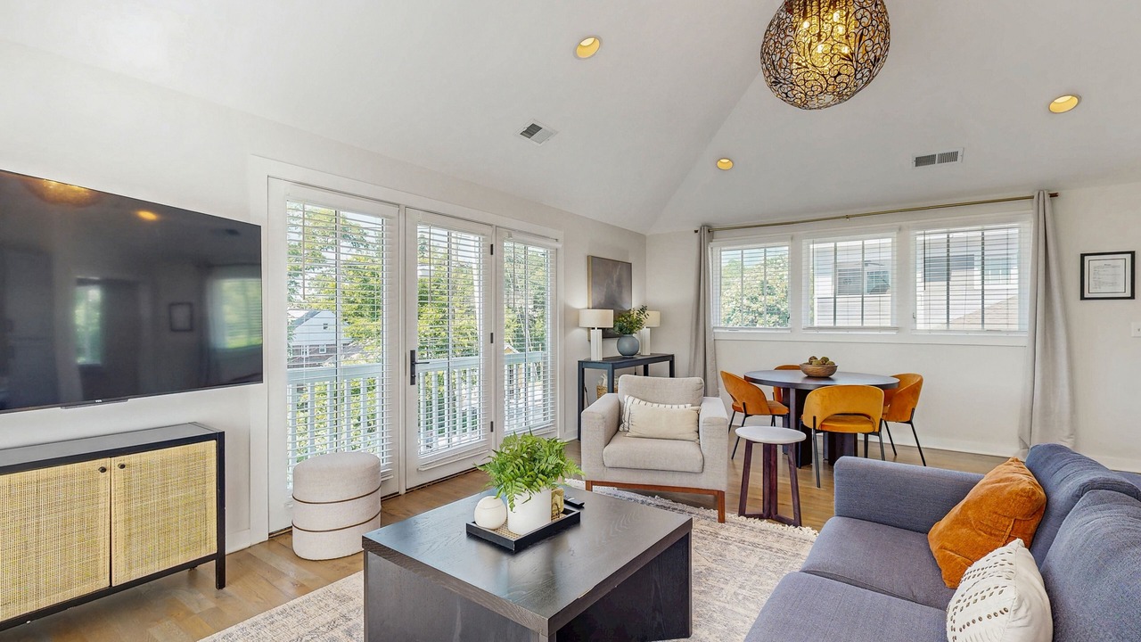 Photo of Livingroom in Belmont - Hillsboro