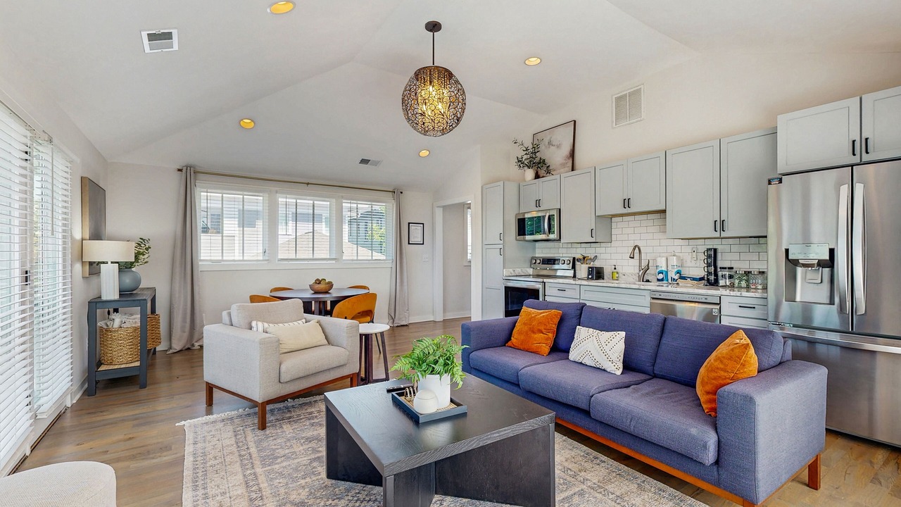 Photo of Livingroom in Belmont - Hillsboro
