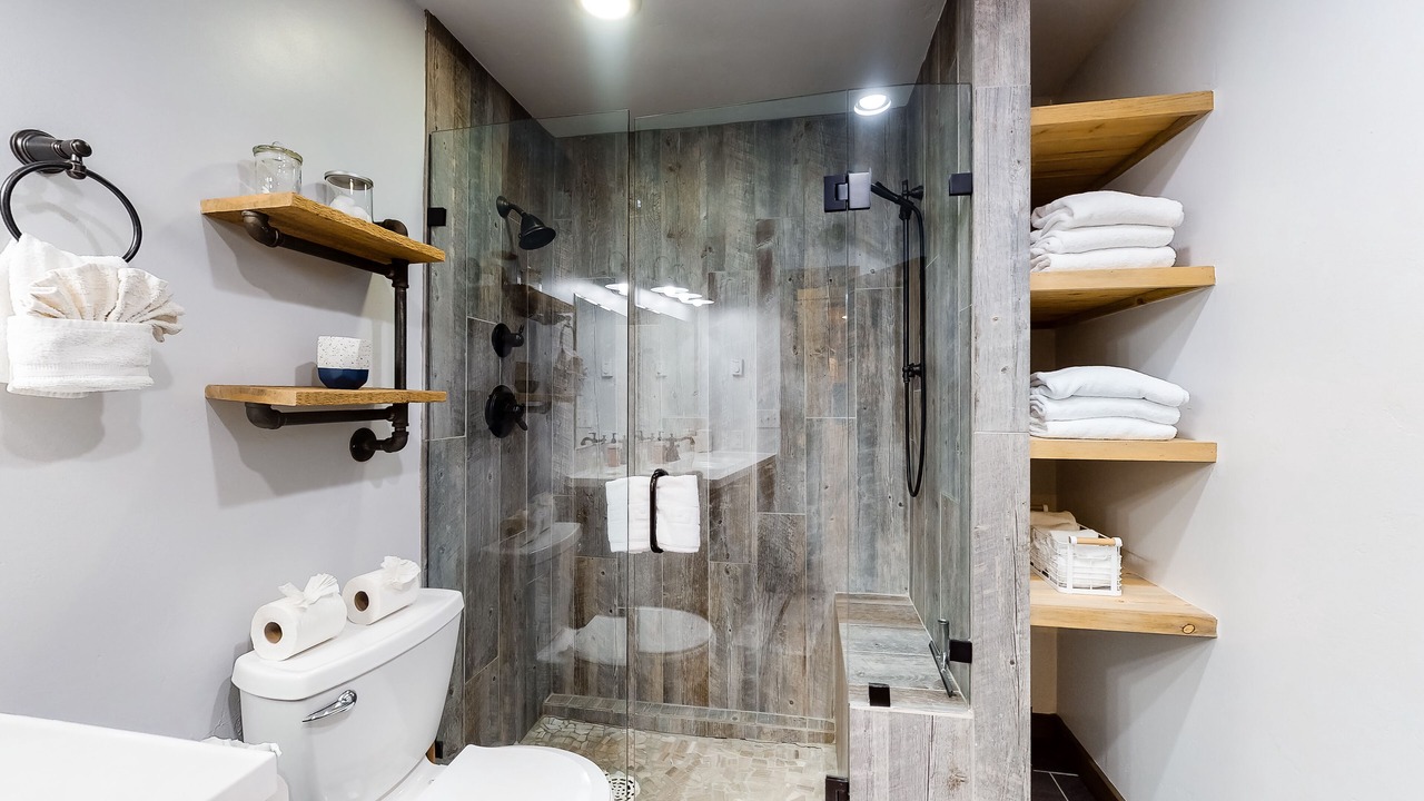 Photo of Bathroom in Summit Cove