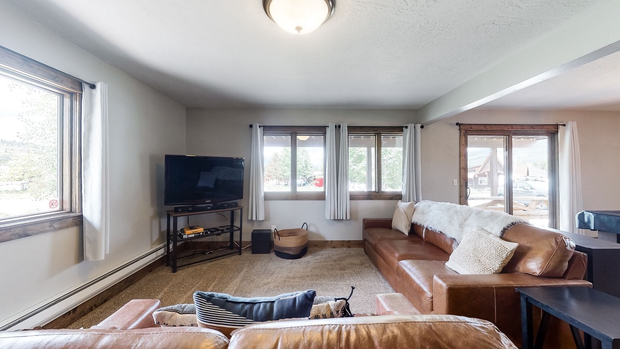 Photo of Livingroom in Summit Cove