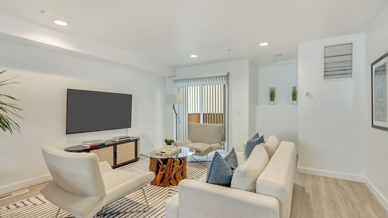 Photo of Livingroom in People's Freeway