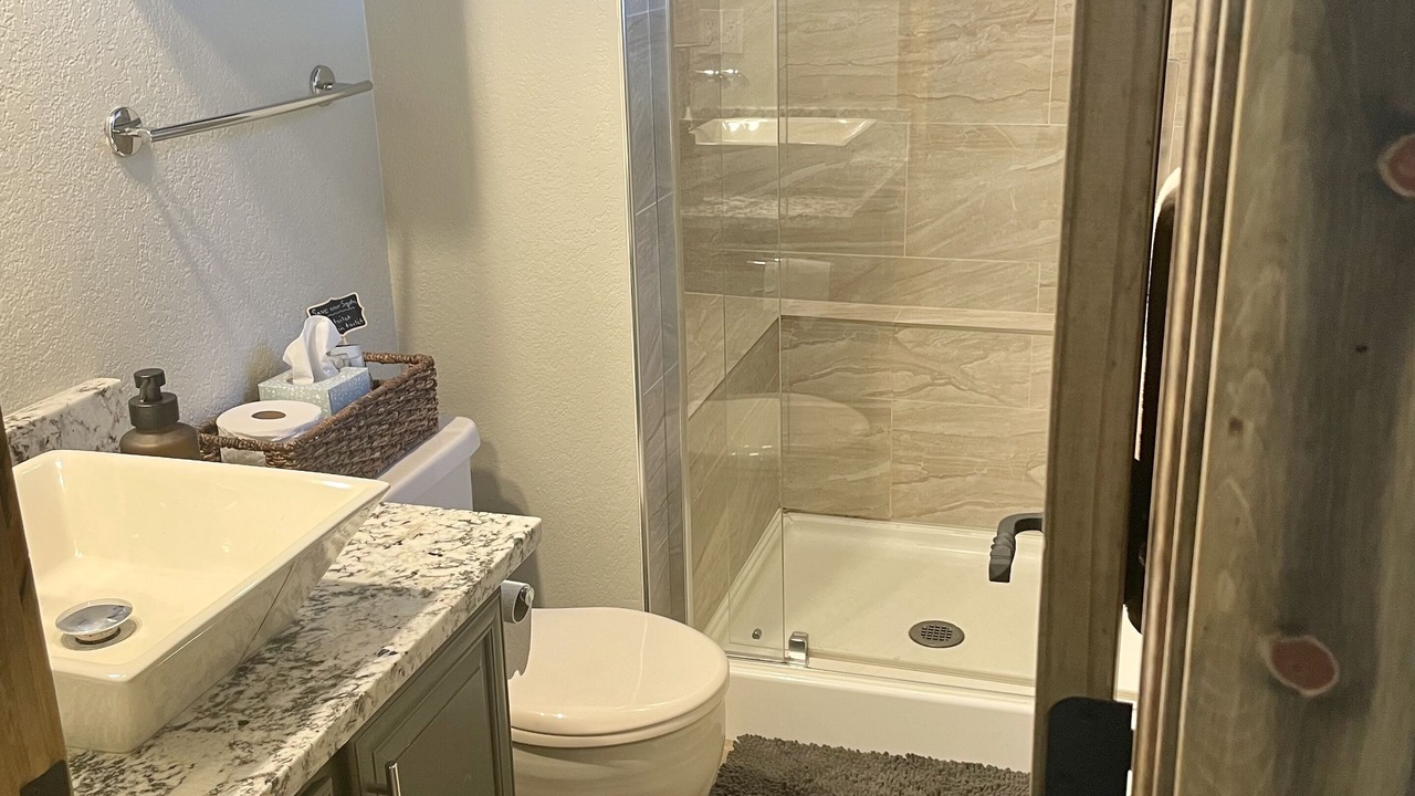 Photo of Bathroom in Richmond Hill Corridor