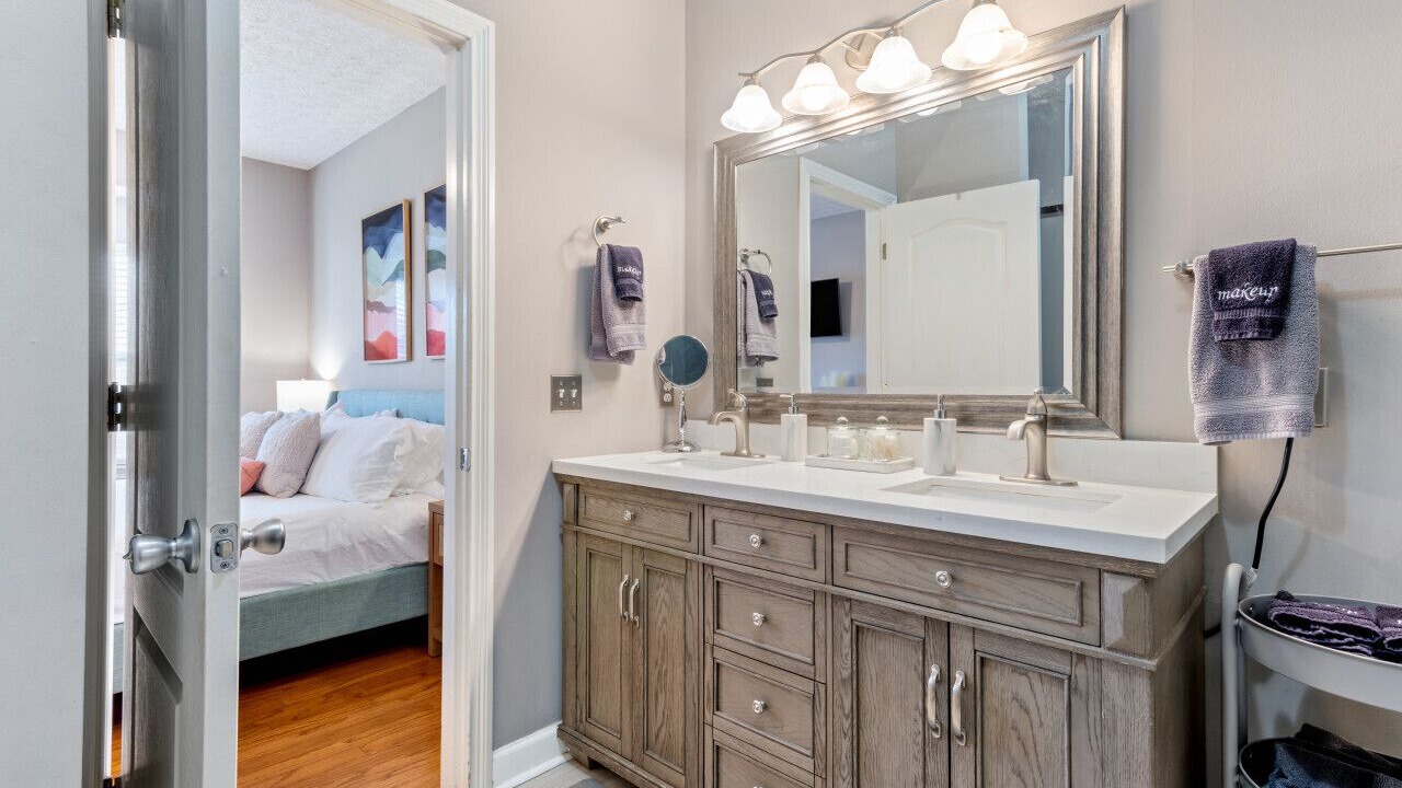 Photo of Bathroom in Hurwood Heights