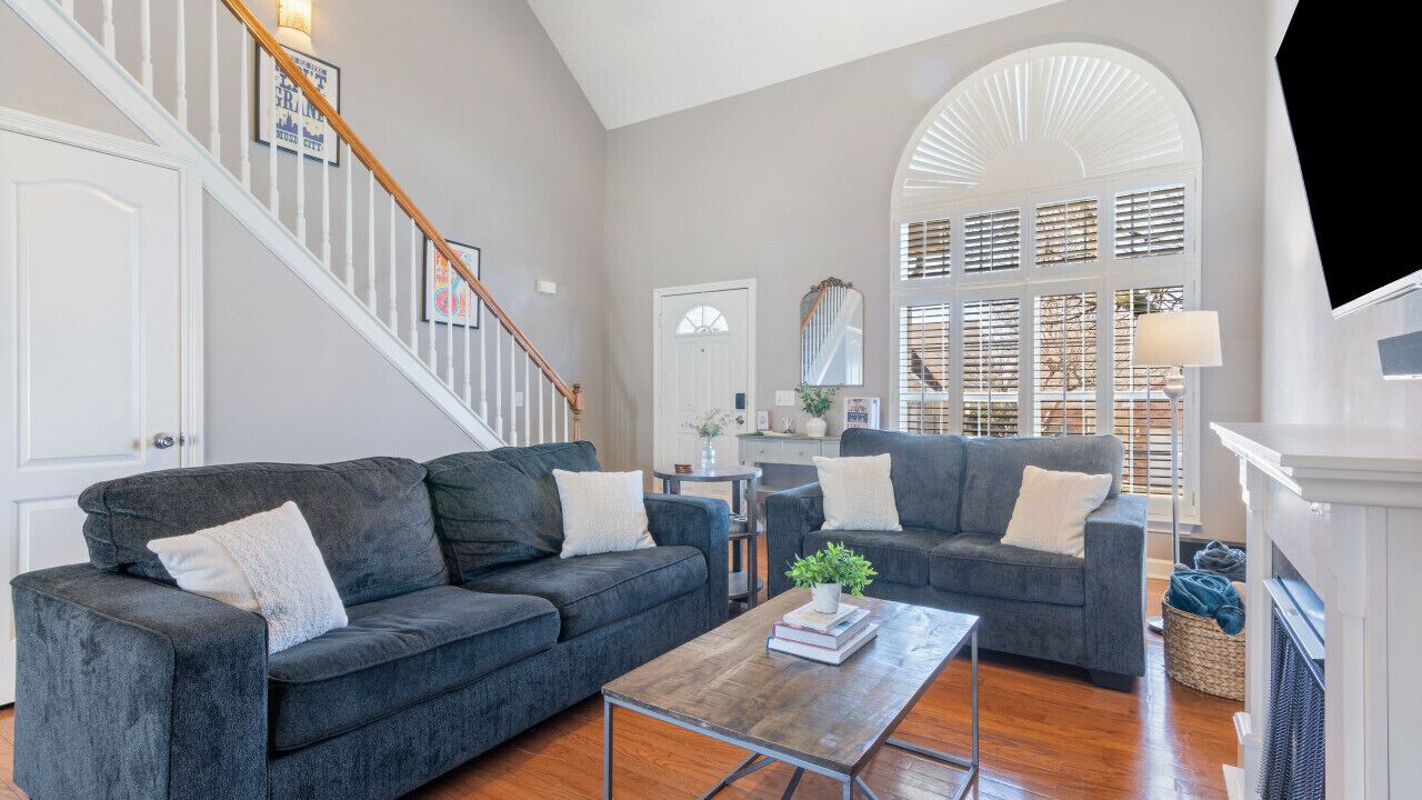 Photo of Livingroom in Hurwood Heights
