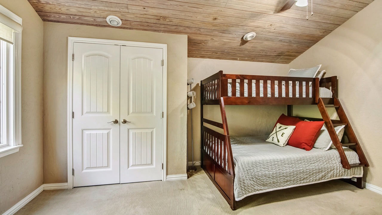 Photo of Bedroom in Holly Lake Ranch