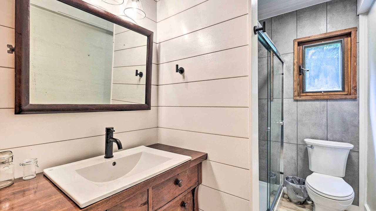 Photo of Bathroom in Max Meadows