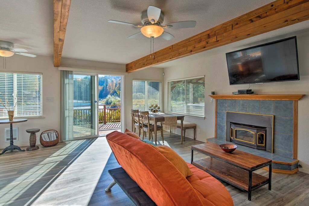 Photo of Livingroom in Gold Bar