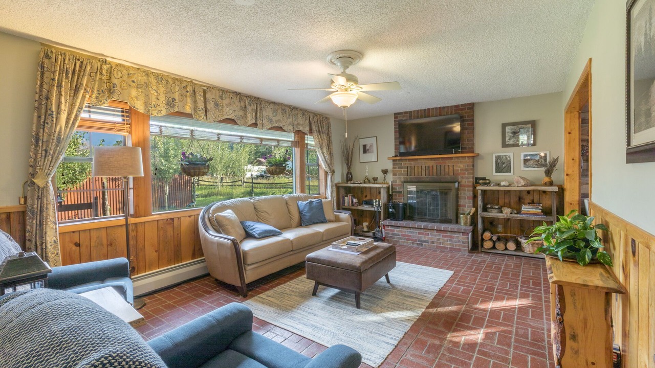 Photo of Livingroom in Idlewild Estates