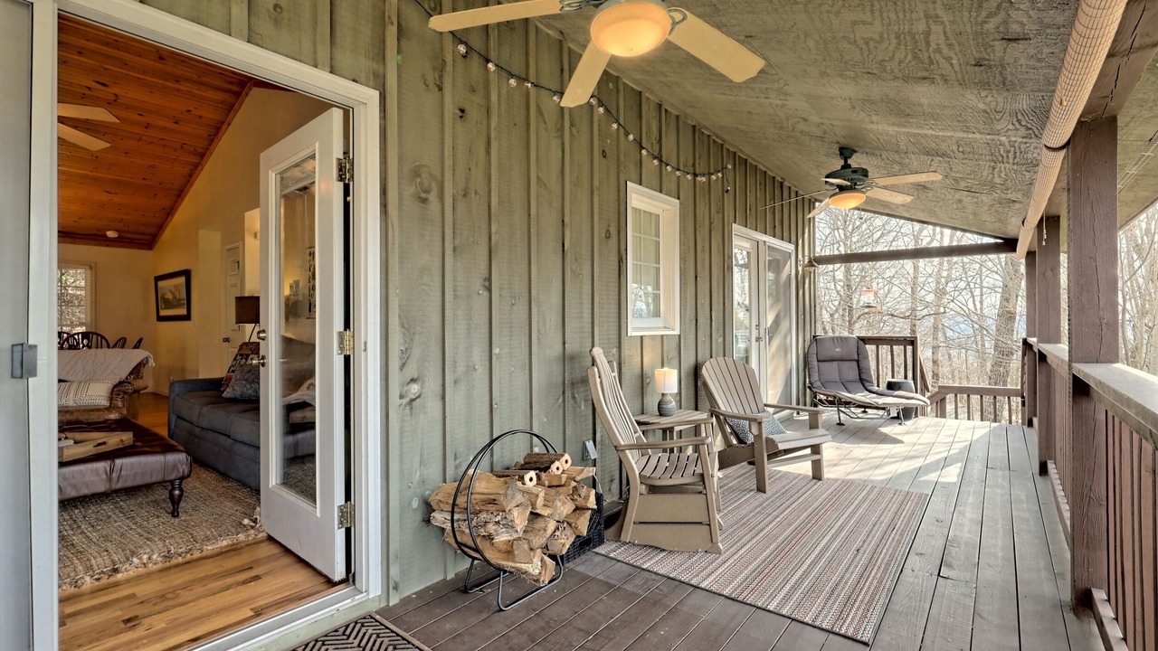 Photo of Livingroom in Screamer Mountain