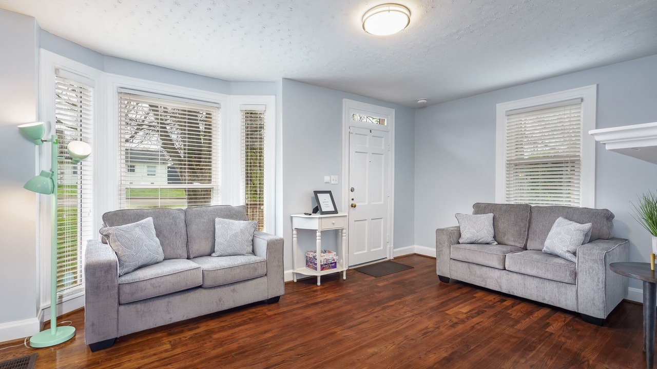 Photo of Livingroom in Hurwood Heights