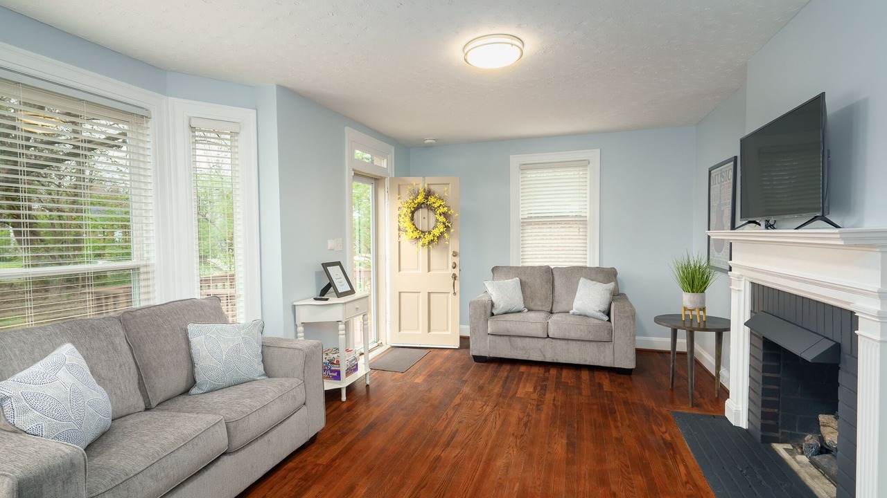 Photo of Livingroom in Hurwood Heights