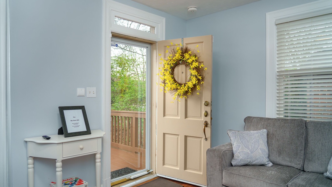 Photo of Livingroom in Hurwood Heights
