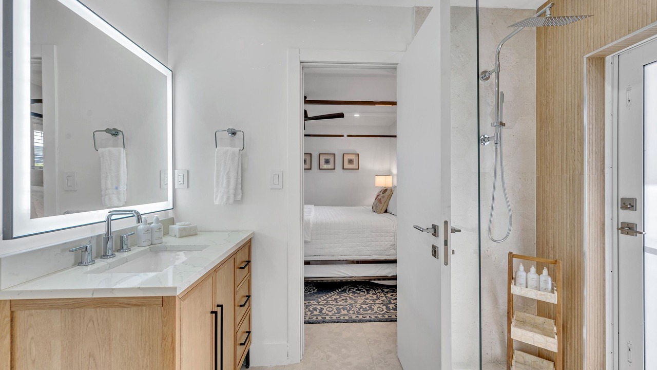 Photo of Bathroom in 17th Street Causeway