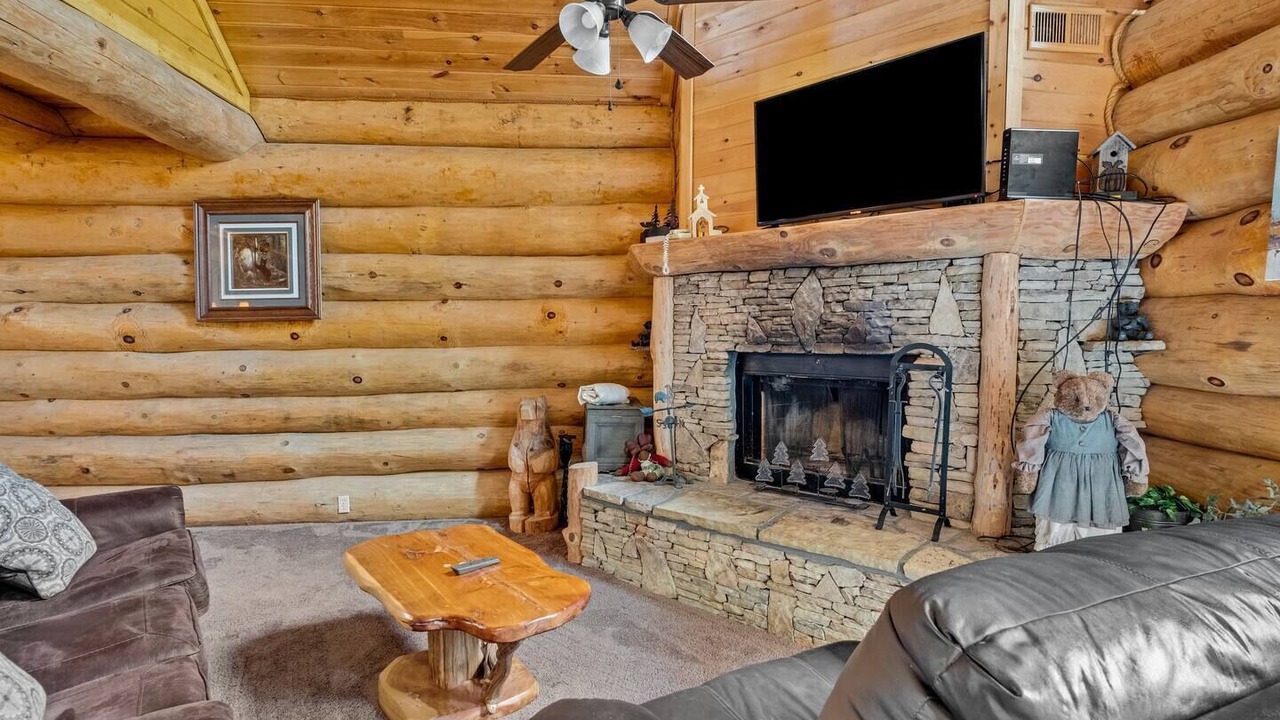 Photo of Livingroom in White Oak Lodge