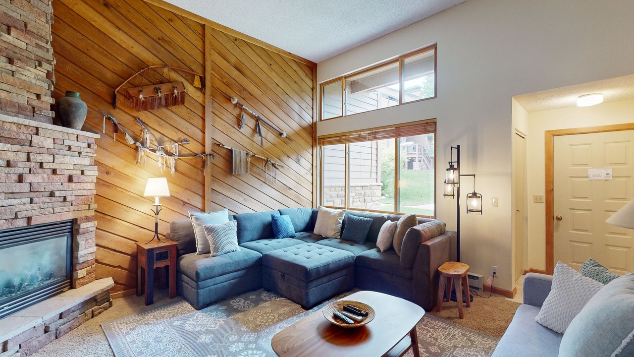 Photo of Livingroom in Peak 9
