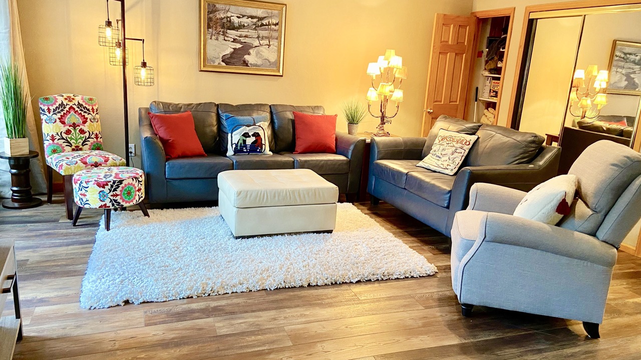 Photo of Livingroom in Peak 9