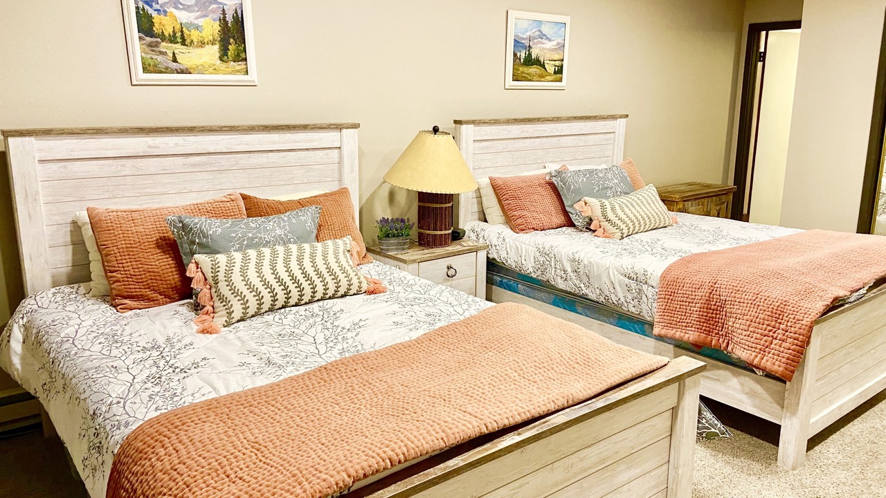 Photo of Bedroom in Peak 9