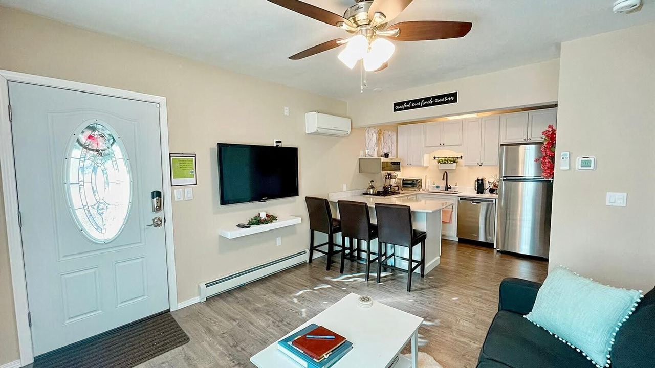Photo of Livingroom in Sixth Ave West