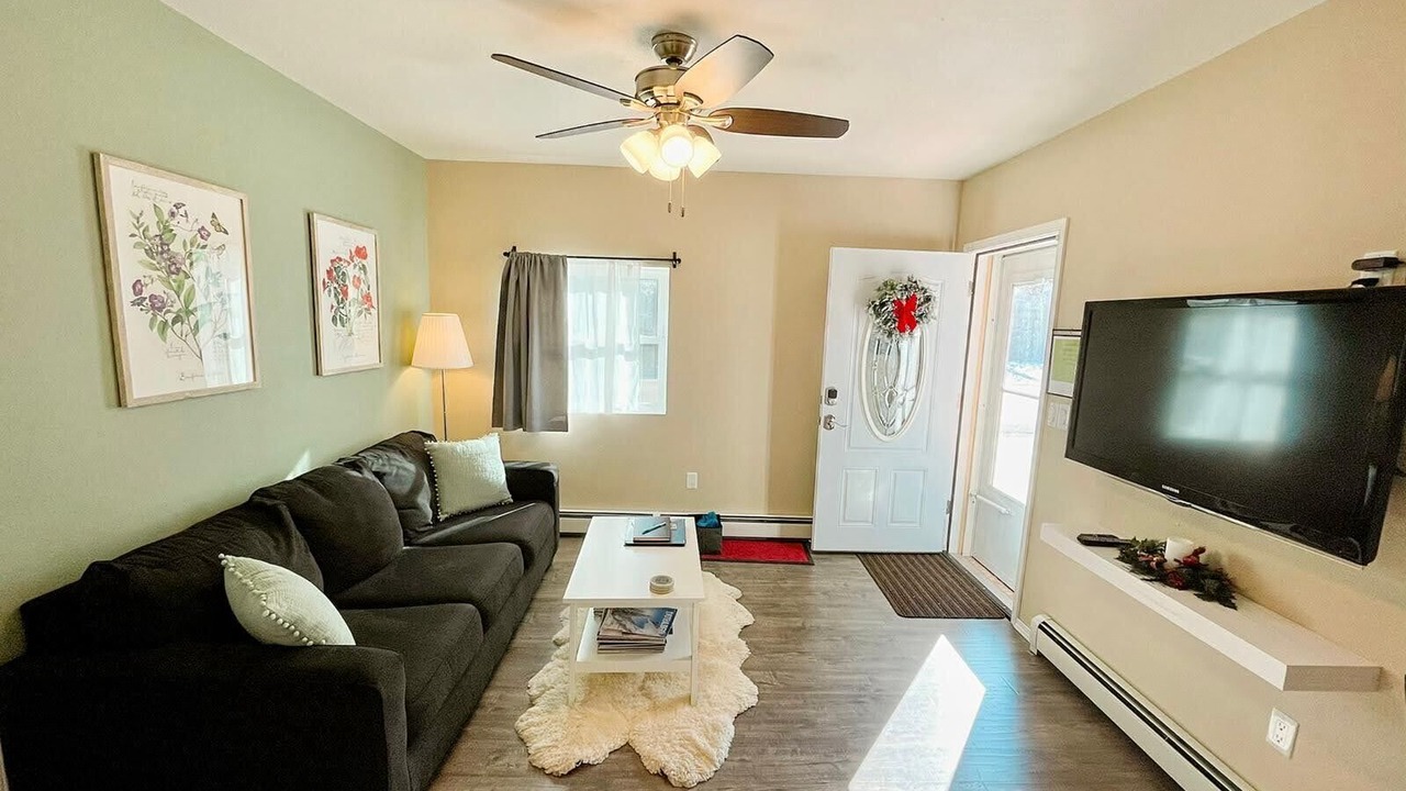 Photo of Livingroom in Sixth Ave West