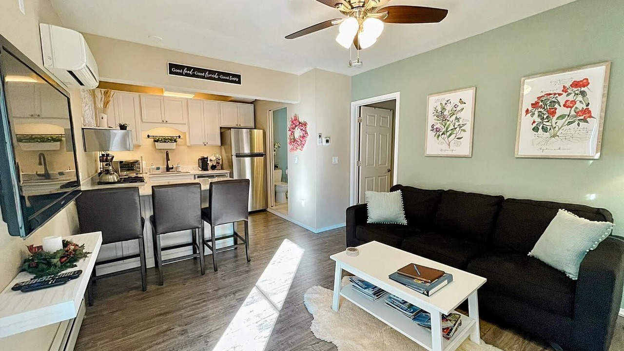 Photo of Livingroom in Sixth Ave West
